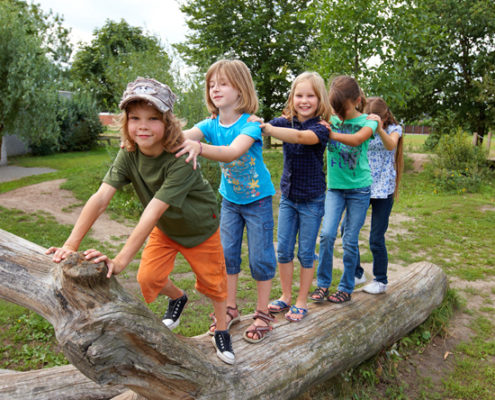 Kinder_Baumstamm