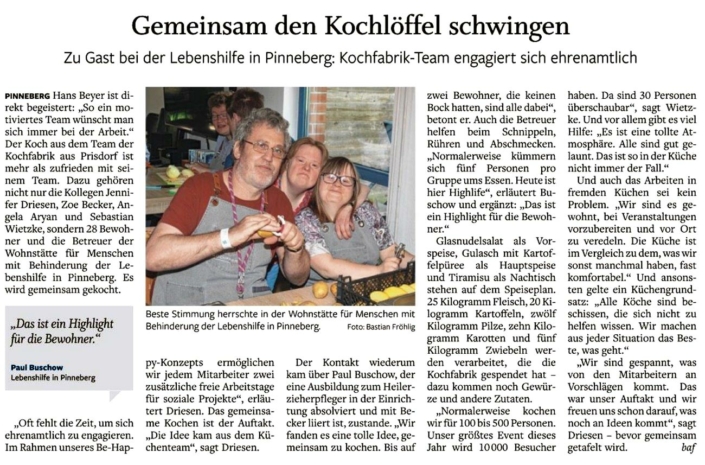 Pinneberger Tageblatt vom 22.04.2024: Gemeinsam den Kochlöffel schwingen. Ein Kochfabrik-Team war ehrenamtlich zu Gast bei der Wohnstätte für Menschen mit Behinderung der Lebenshilfe in Pinneberg. Sie haben gemeinsam mit viel Begeisterung gekocht und gegessen.