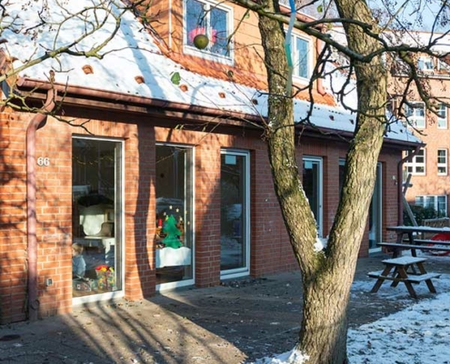 Außenansicht der Kita Wittekstraße mit Schnee auf dem Dach und im Garten